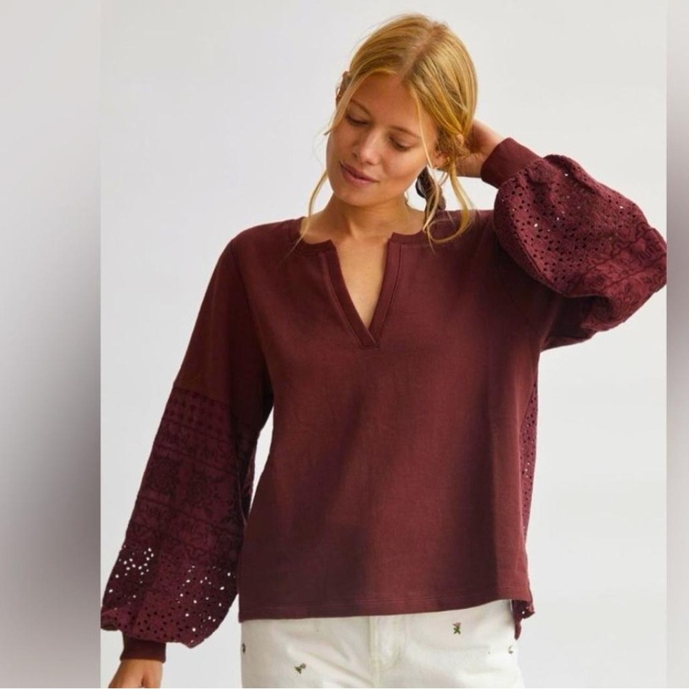 Anthropologie Eyelet V-Neck Sweatshirt
Blouse in Burgundy size M